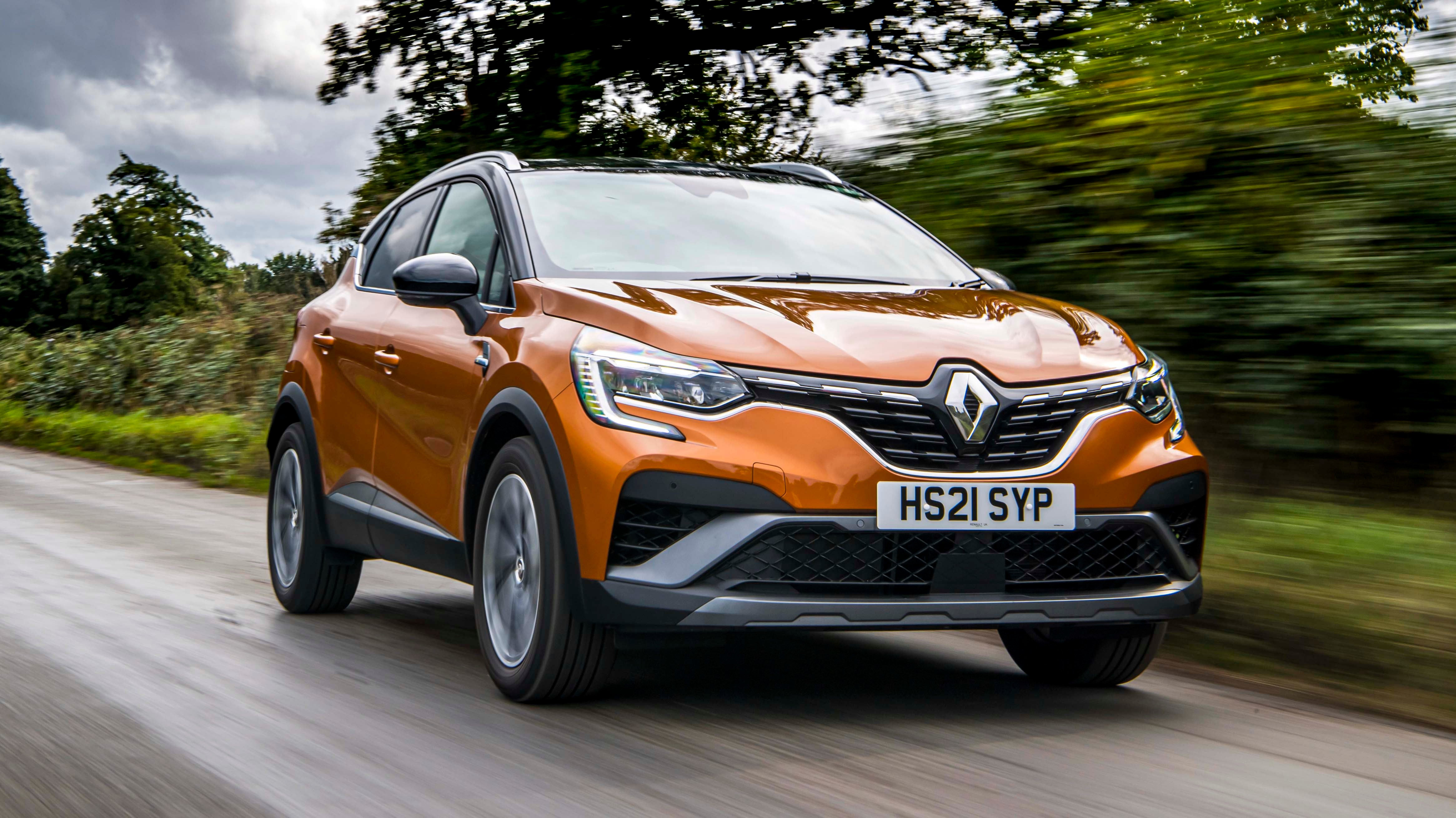 Renault Captur E-Tech Hybrid driving