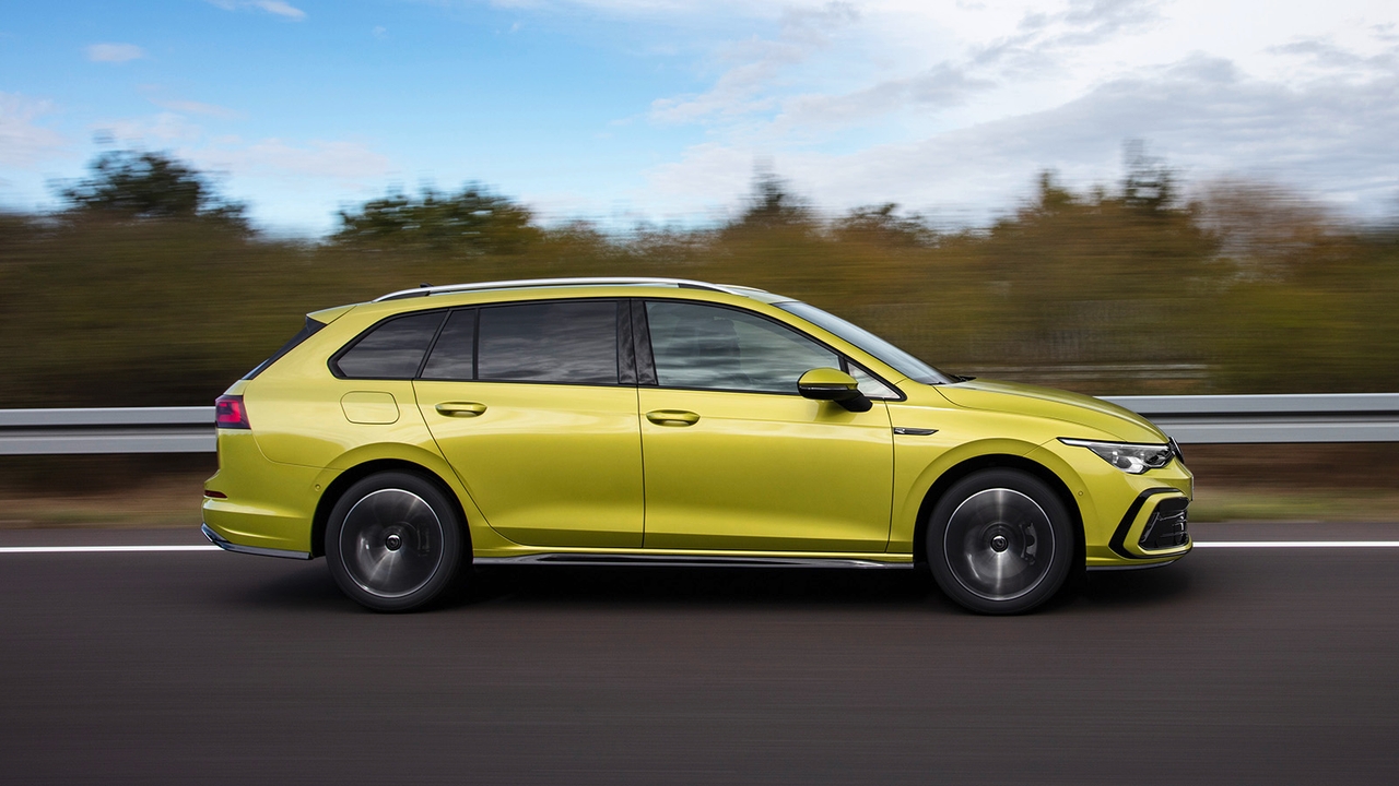 Volkswagen Golf Estate in yellow, side