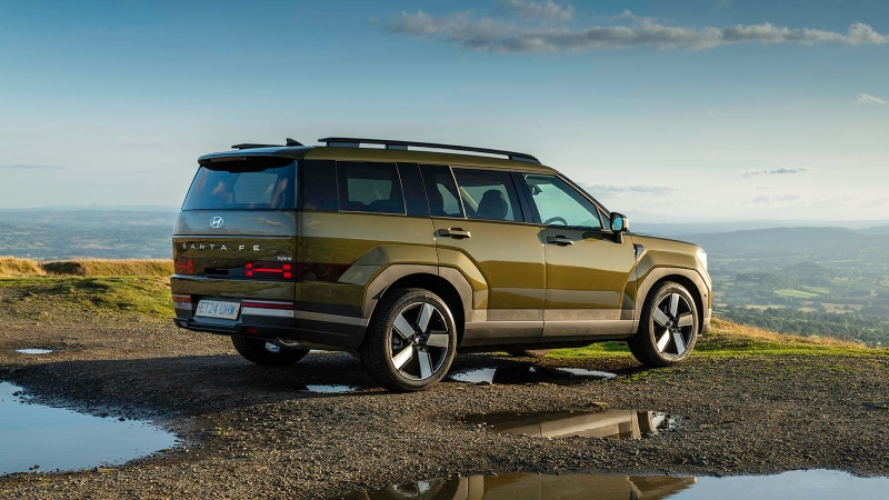 Hyundai Santa Fe in green