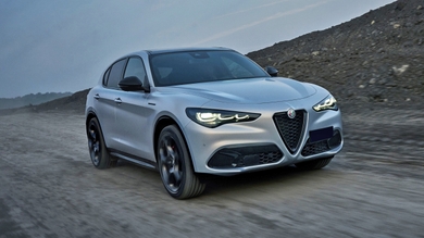 Alfa Romeo Stelvio facelift driving