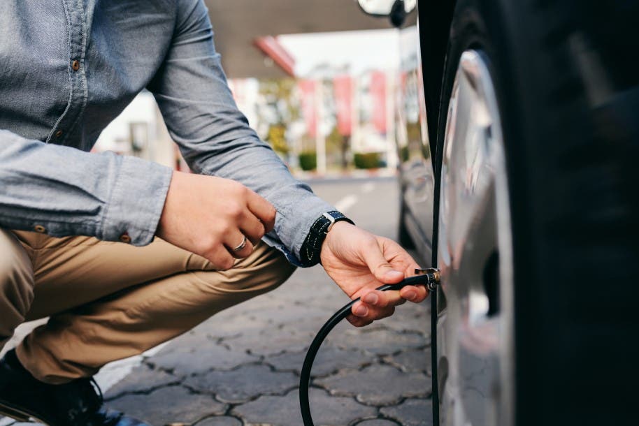 Checking tyre pressure