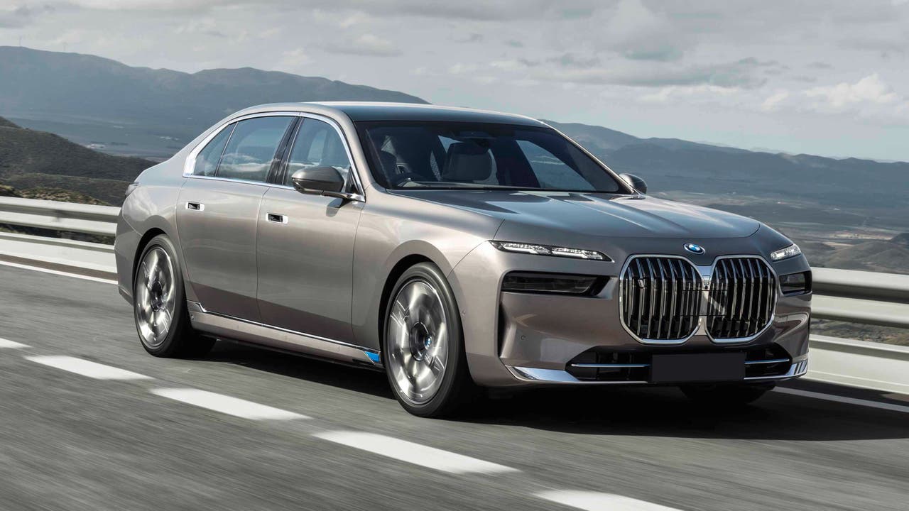 New BMW 7 series driving