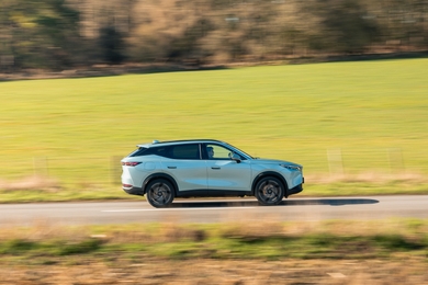 Omoda 7 side driving