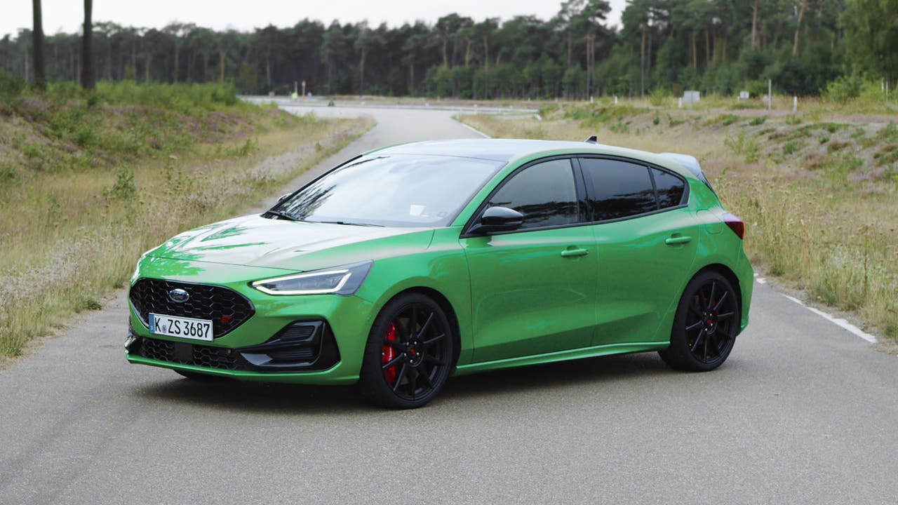 Ford Focus ST in green, static shot