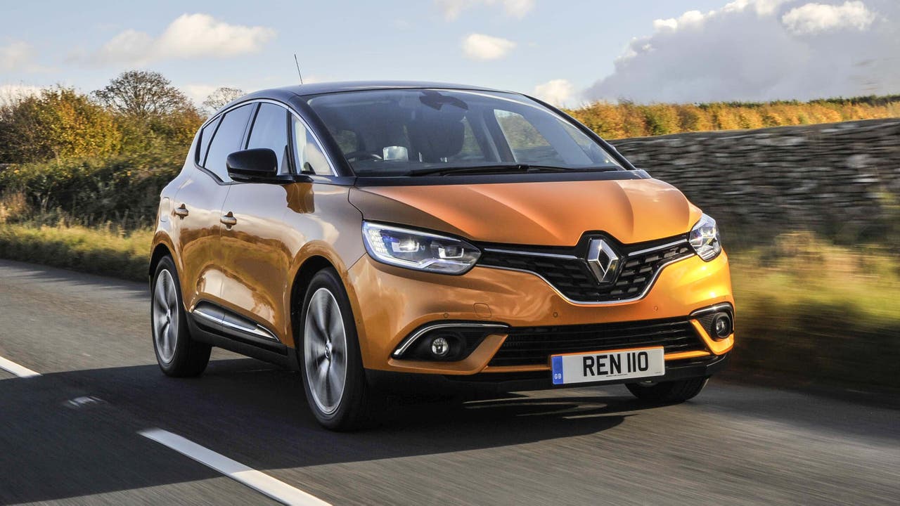 Renault Scenic driving