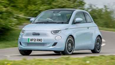 Fiat 500e driving around corner