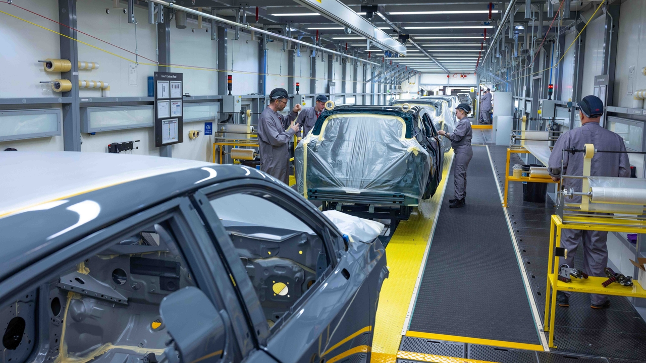 Nissan Qashqai production line, paint booth, Sunderland UK