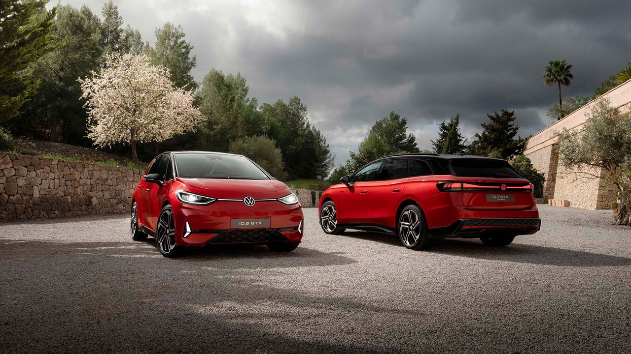 Volkswagen ID.3 GTX and ID.7 Tourer GTX parked next to each other