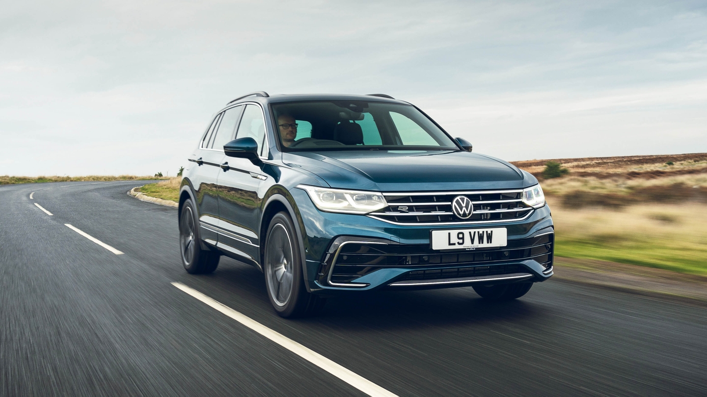 Volkswagen Tiguan R-Line driving