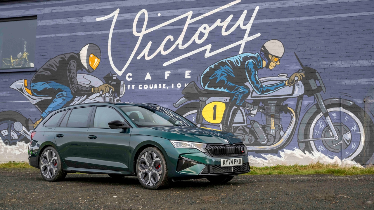 Skoda Octavia vRS estate in green, next to a bike mural