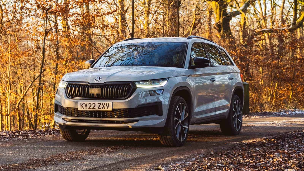 Skoda Kodiaq in grey, driving shot