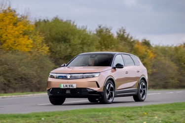 2025 Vauxhall Grandland front three quarter driving cornering