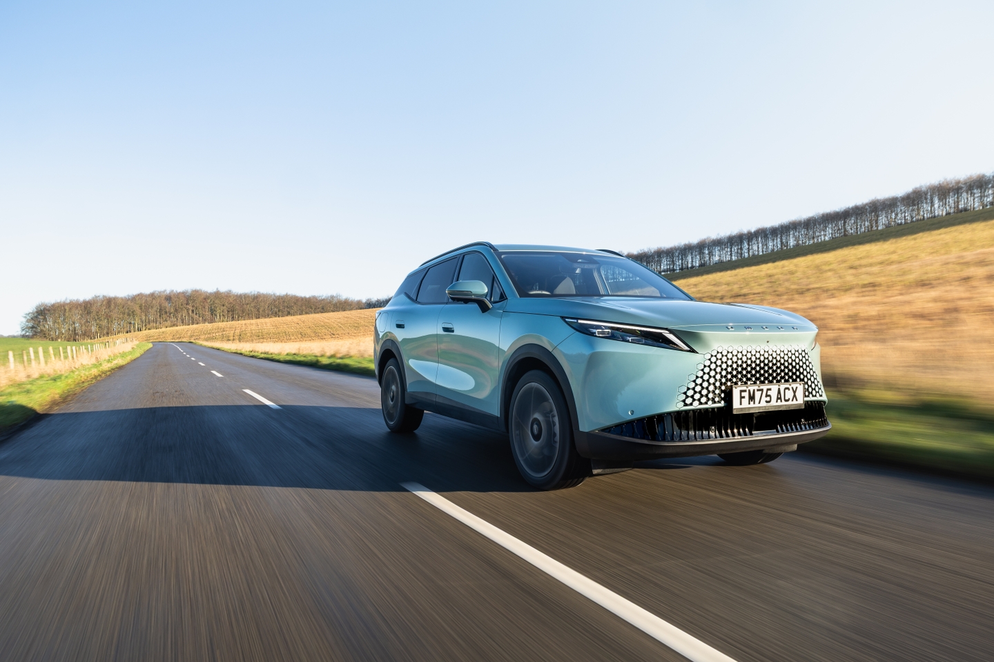 Omoda 7 PHEV front three quarters driving