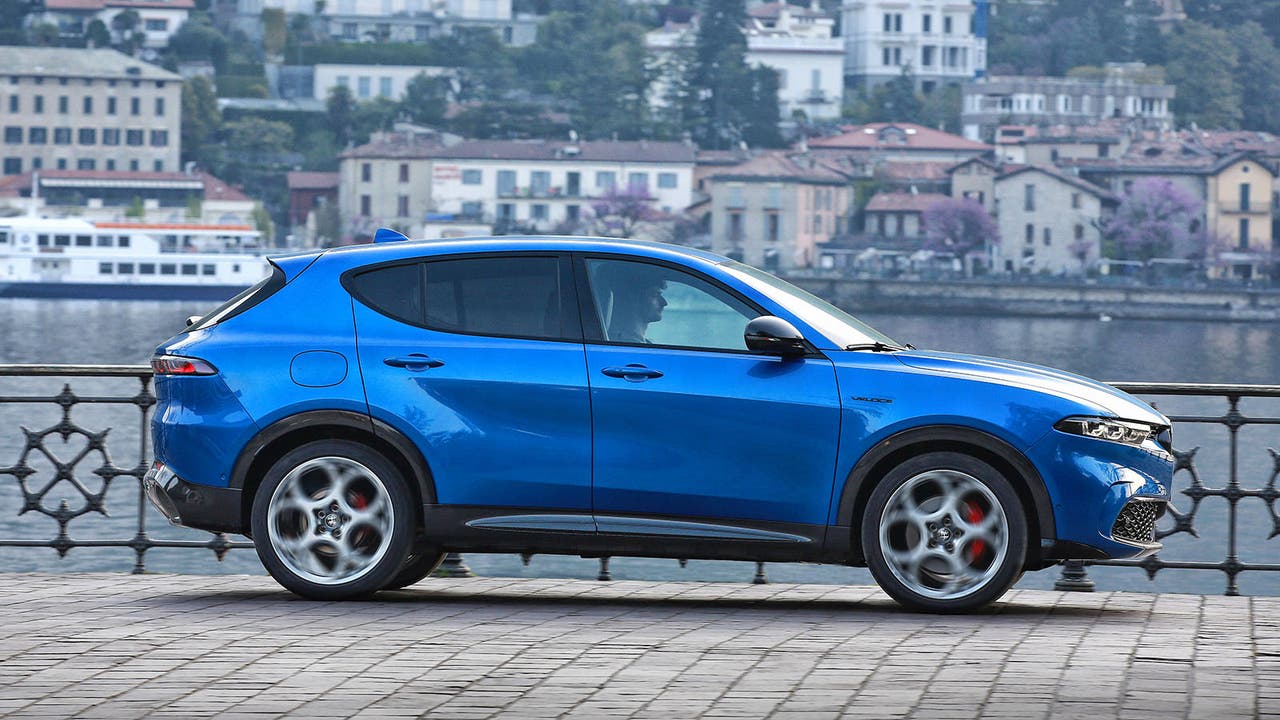 Alfa Romeo Tonale in blue, driving fast