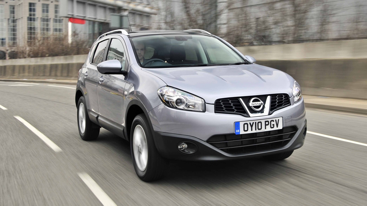 2010 Nissan Qashqai in grey, driving
