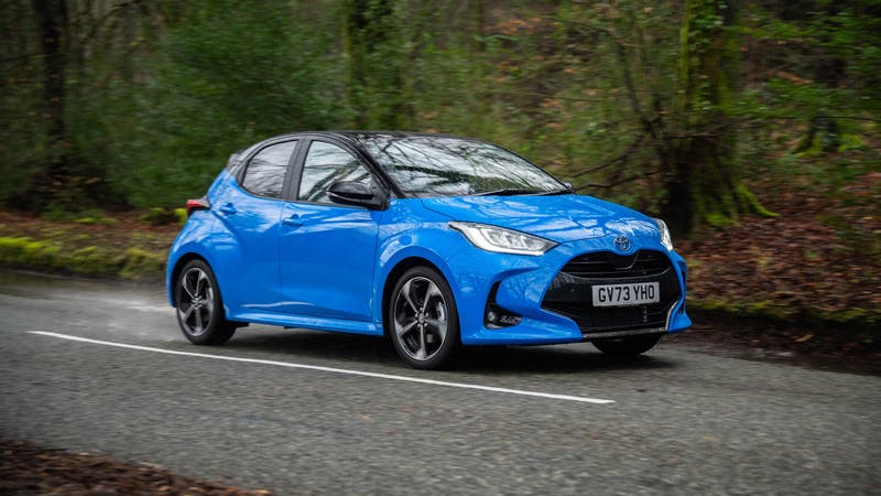 Toyota Yaris Premiere Edition, blue, driving in rain