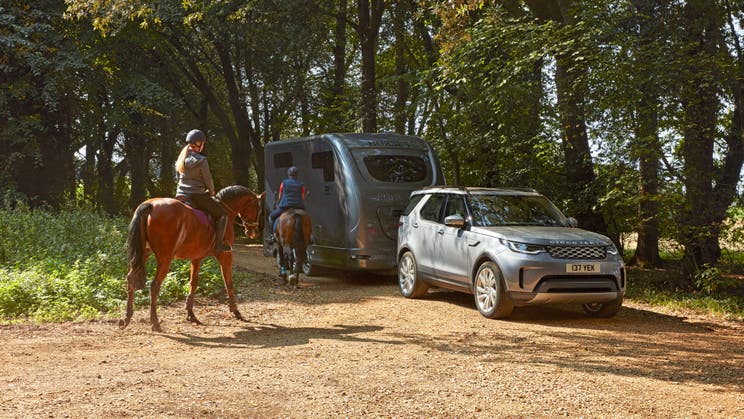 10 of the best cars for towing a horse trailer