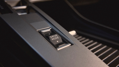 Review – Peugeot E-408 – centre console detail