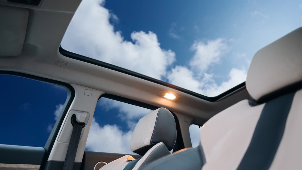 Panoramic sunroof in car