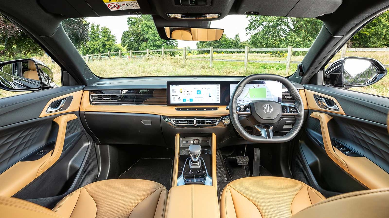 MG HS interior