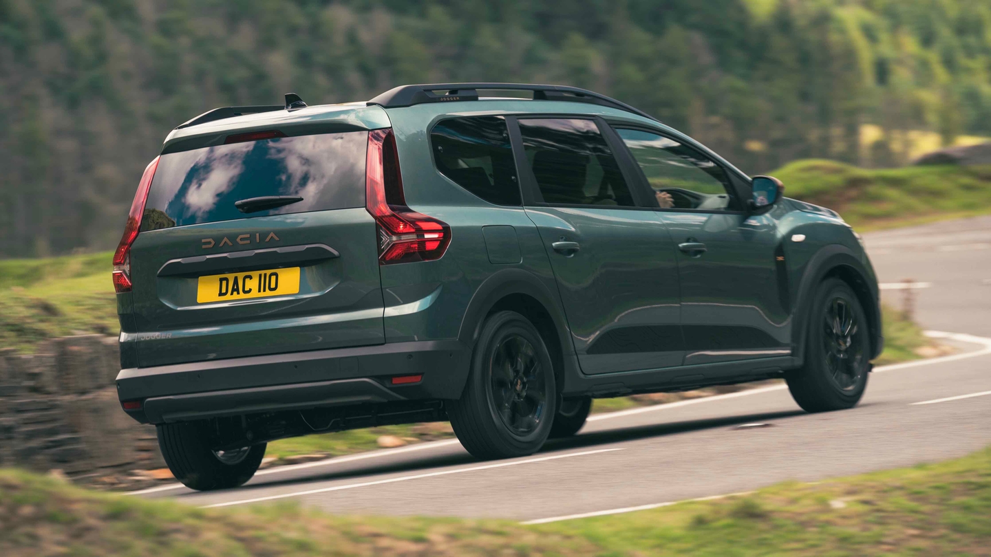 Dacia Jogger driving rear/side view