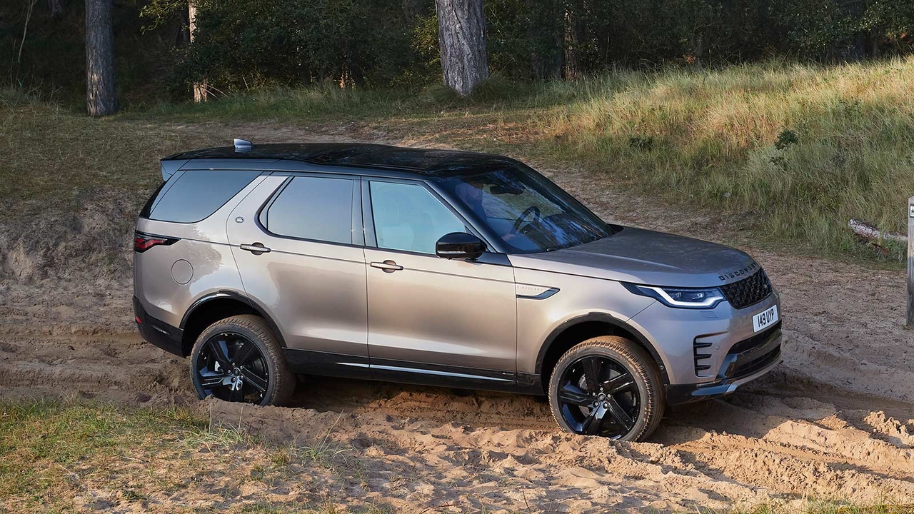 Land Rover Discovery in champagne silver, static shot