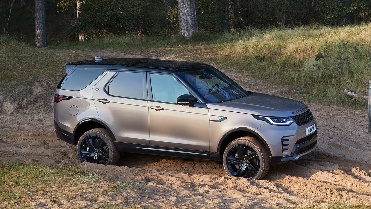 Land Rover Discovery in champagne silver, static shot