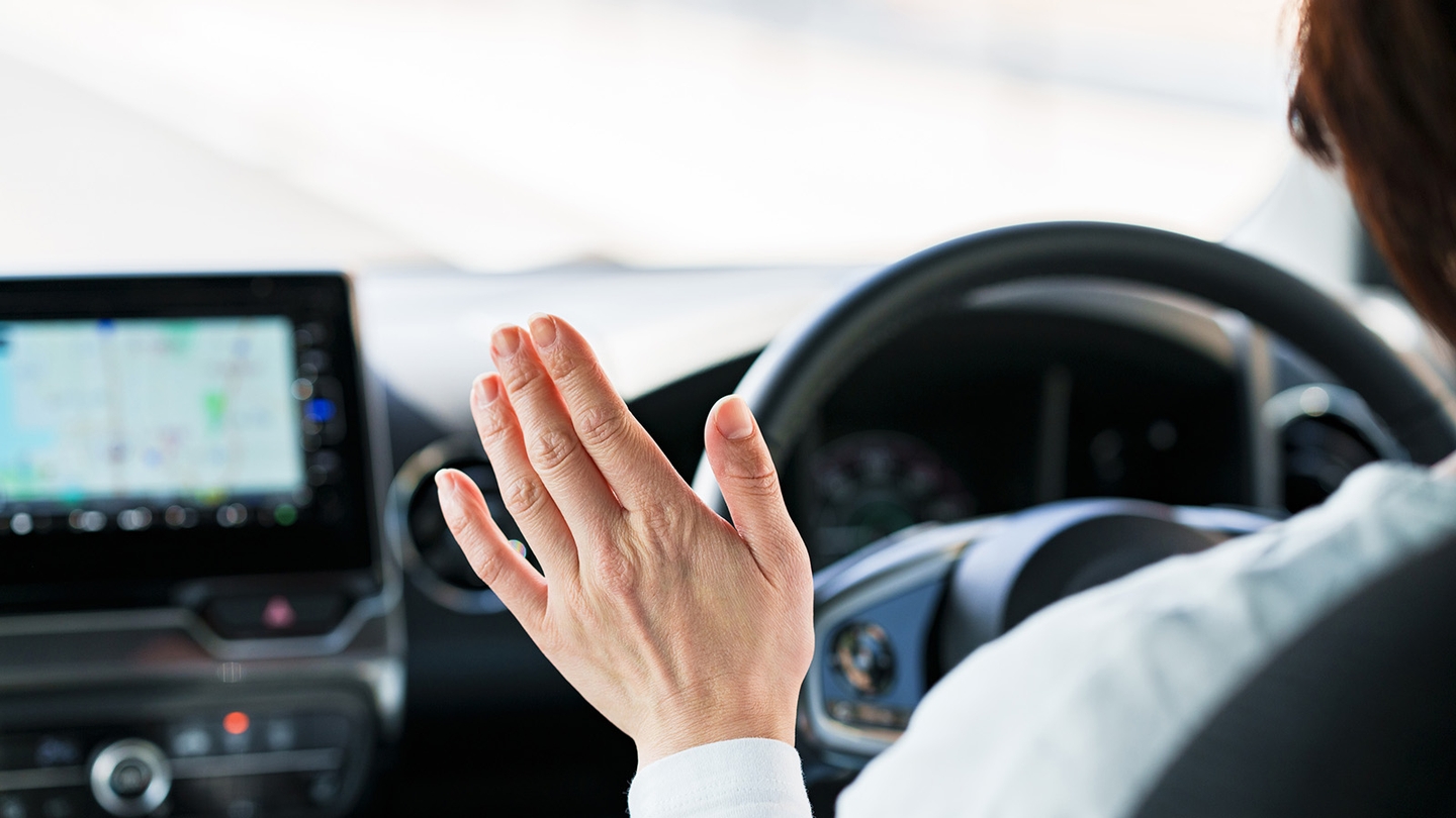 driver without hands on steering wheel