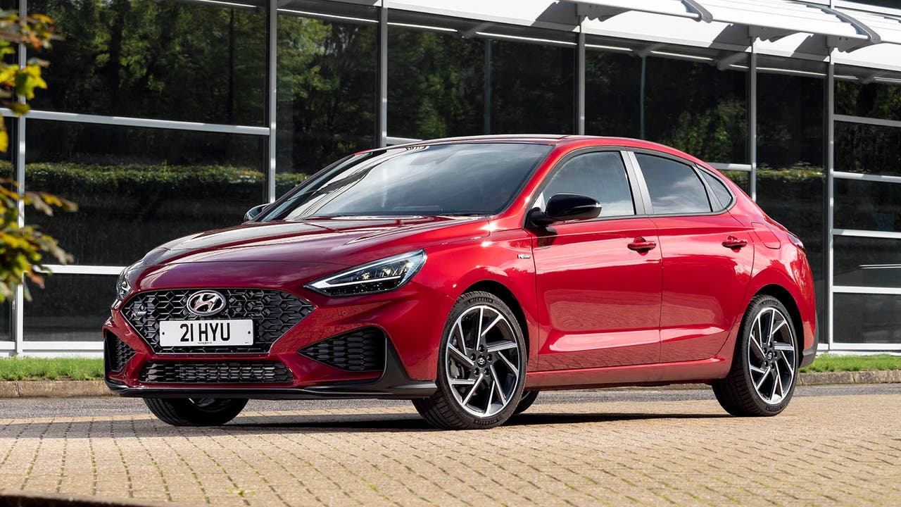 Hyundai i30 Fastback in red