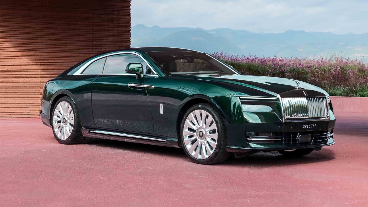 Rolls-Royce Spectre in green