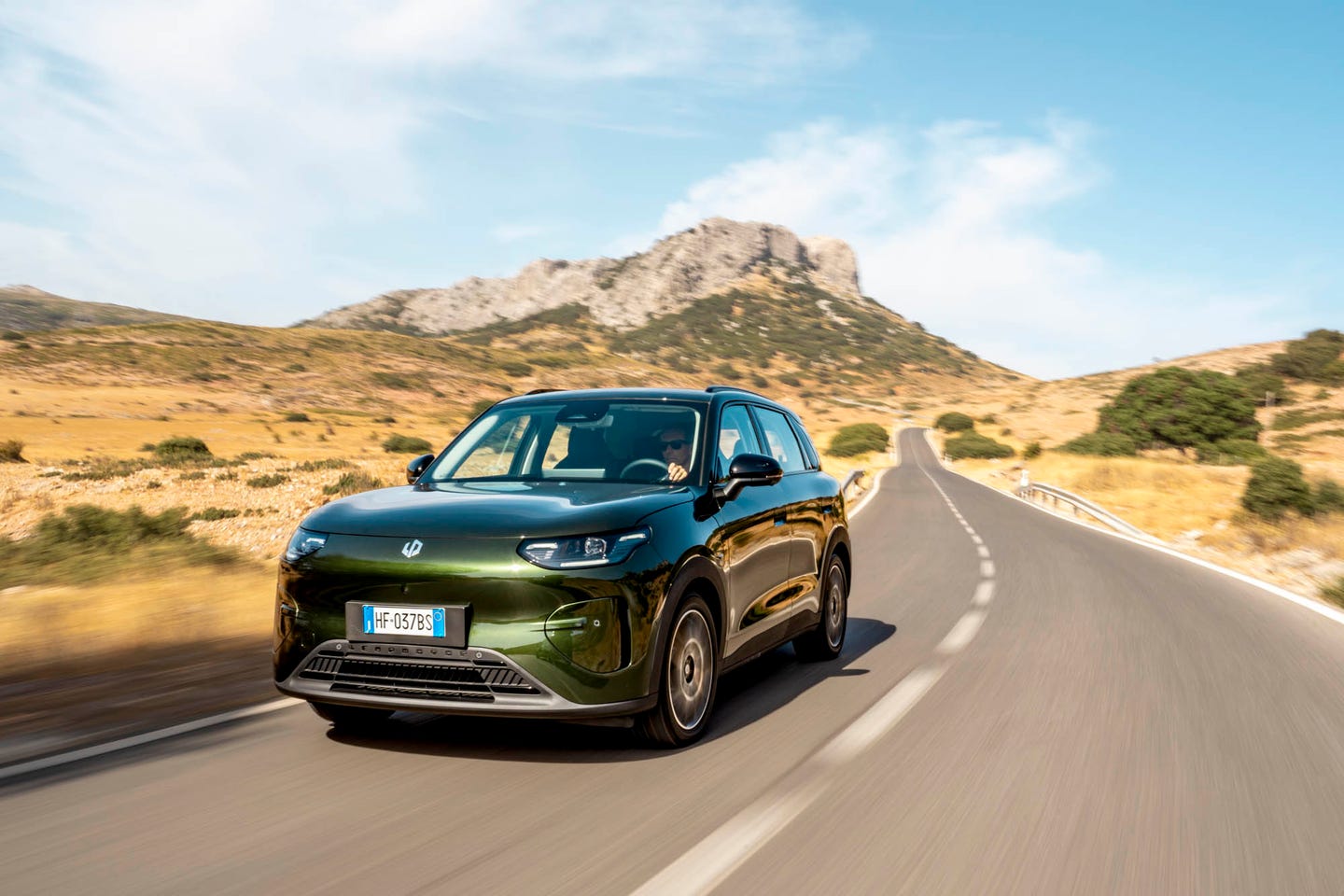 leapmotor b03x green driving front mountain