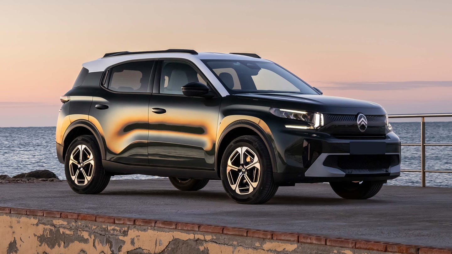 Citroen C3 Aircross front/side view in sunset