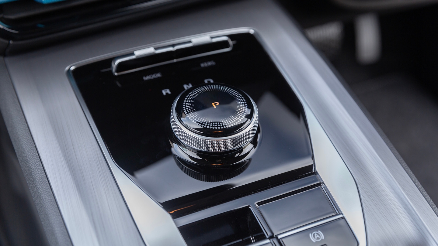 MG5 EV review – gear selector detail