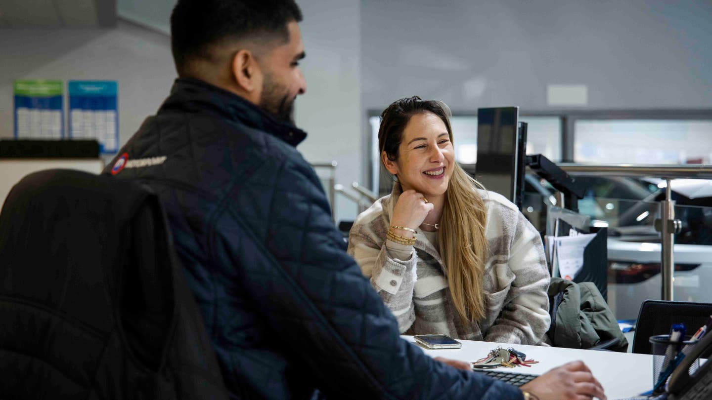 Motorpoint sales executive helping customer