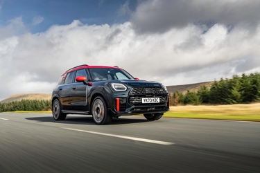 Mini Countryman 2024 front three-quarters driving shot