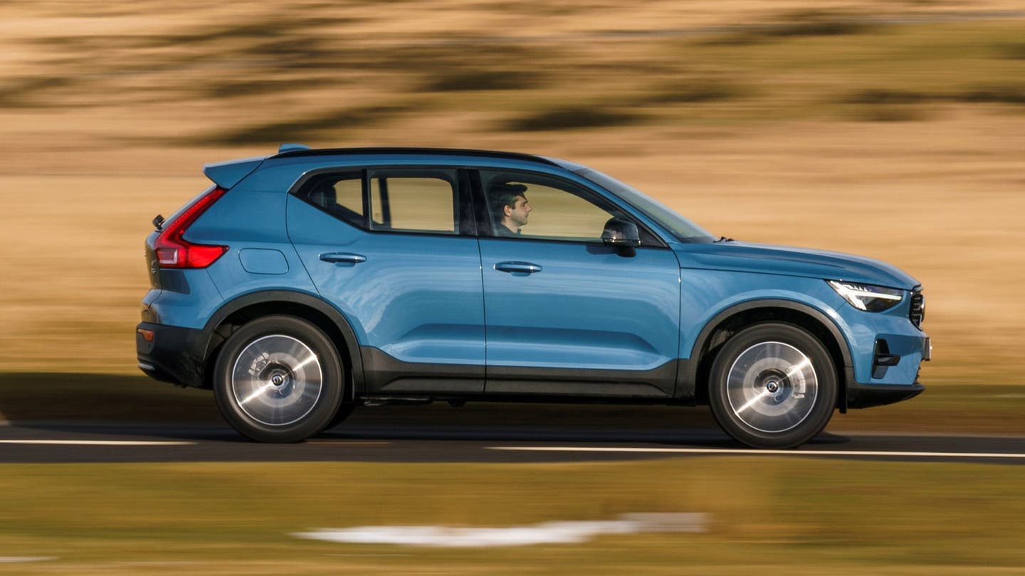 Volvo XC40 driving side view