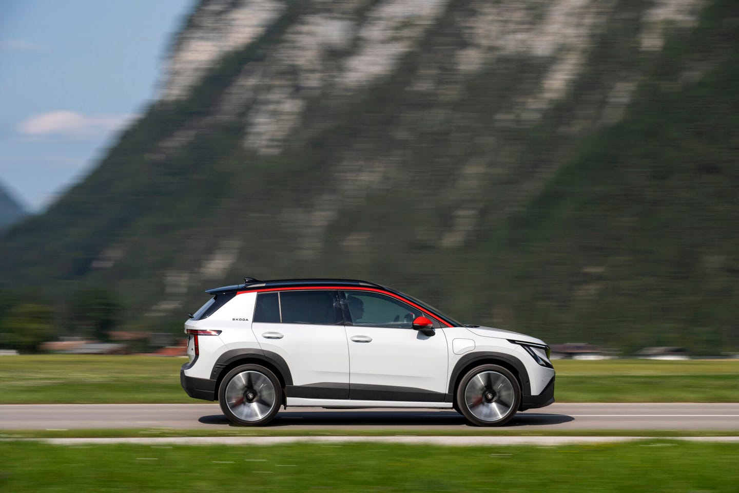 Skoda Epiq side driving