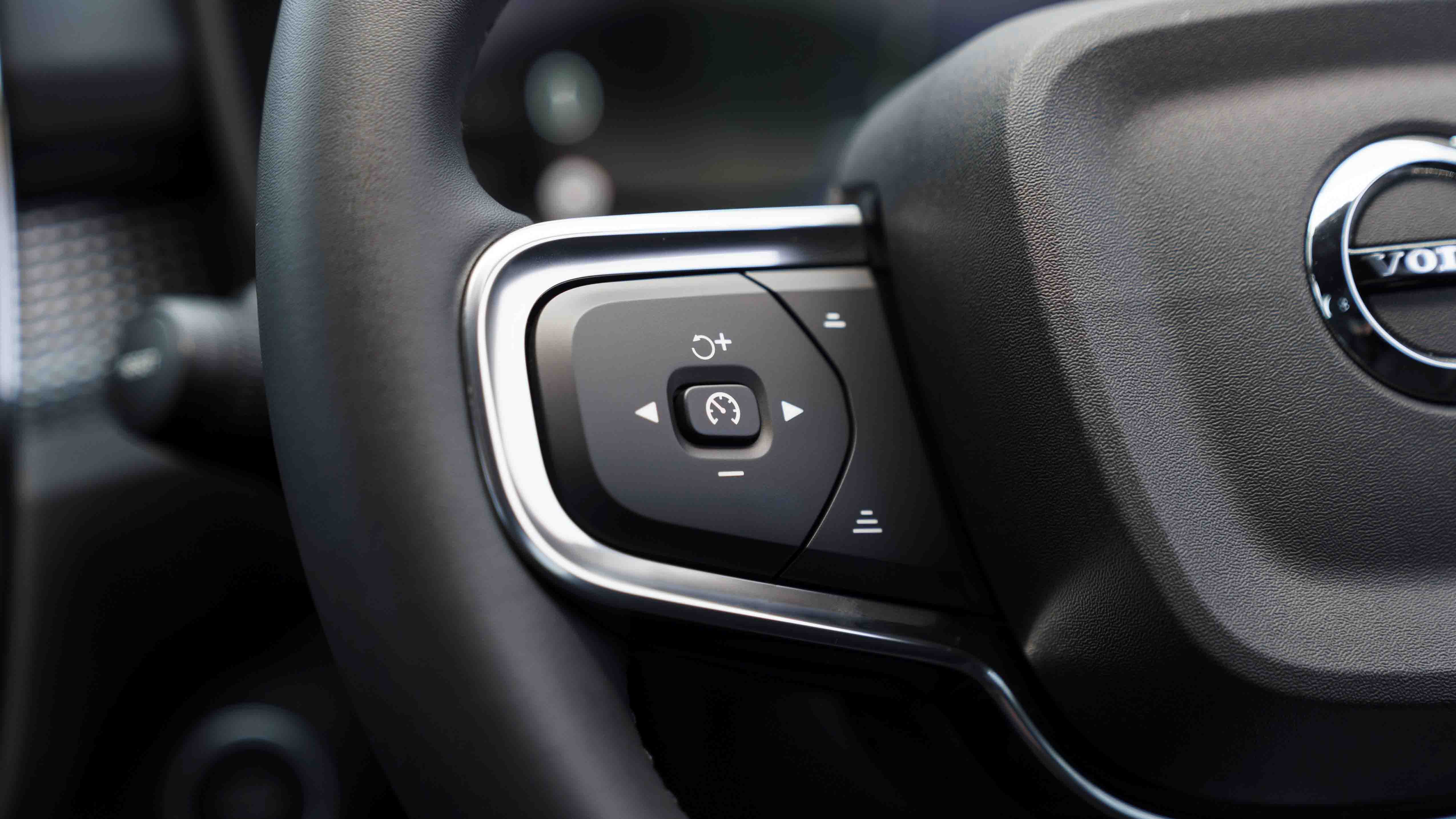 Volvo XC40 steering wheel cruise control buttons