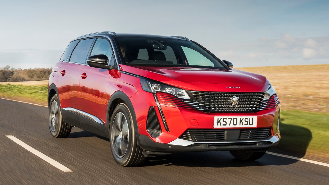Peugeot 5008 in red