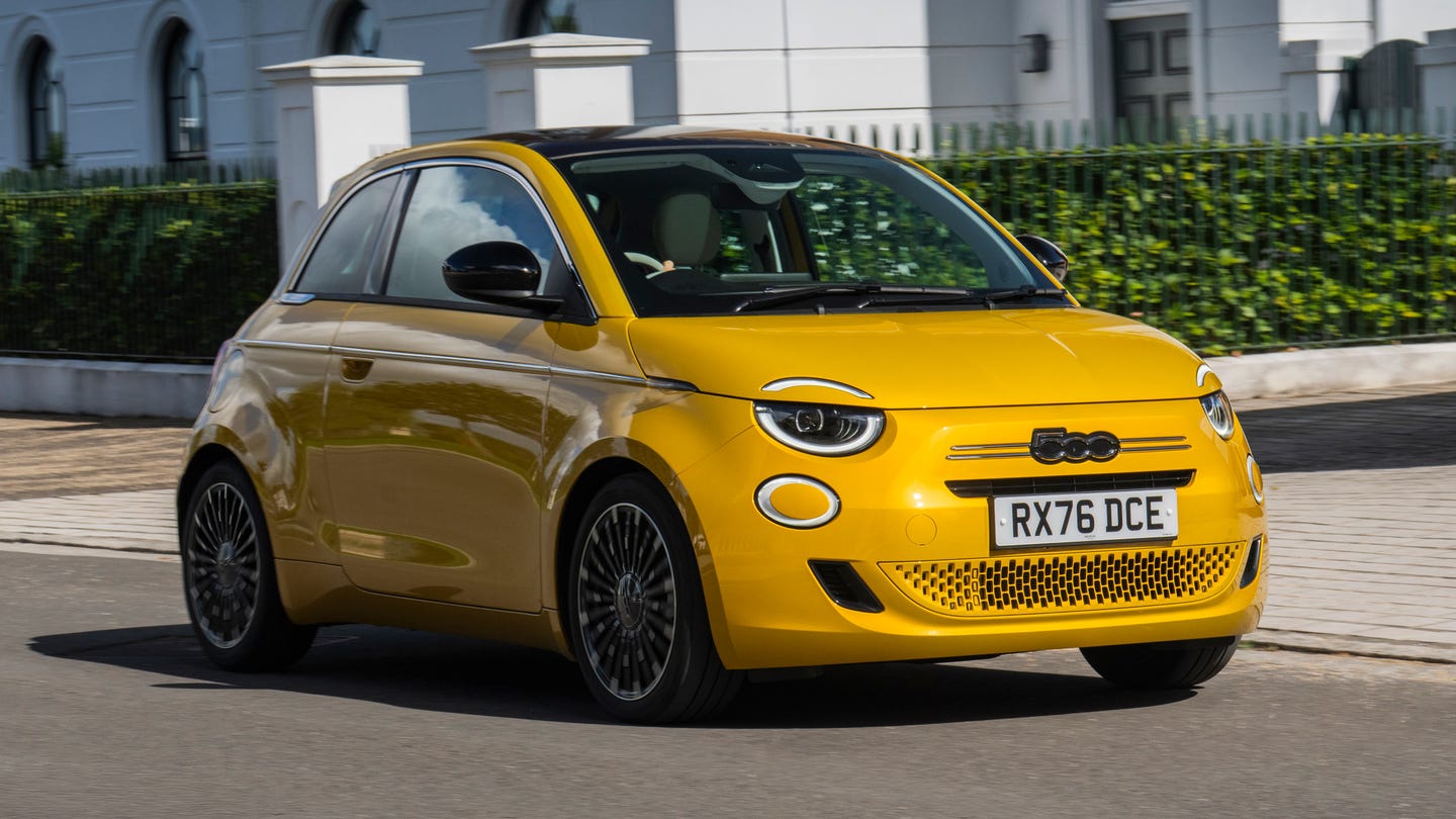 Fiat 500 Hybrid driving