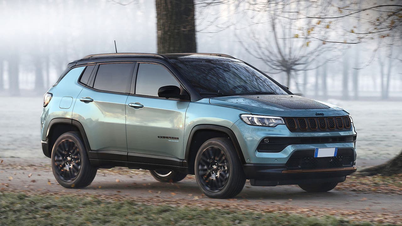 Jeep Compass in silver/green, static shot