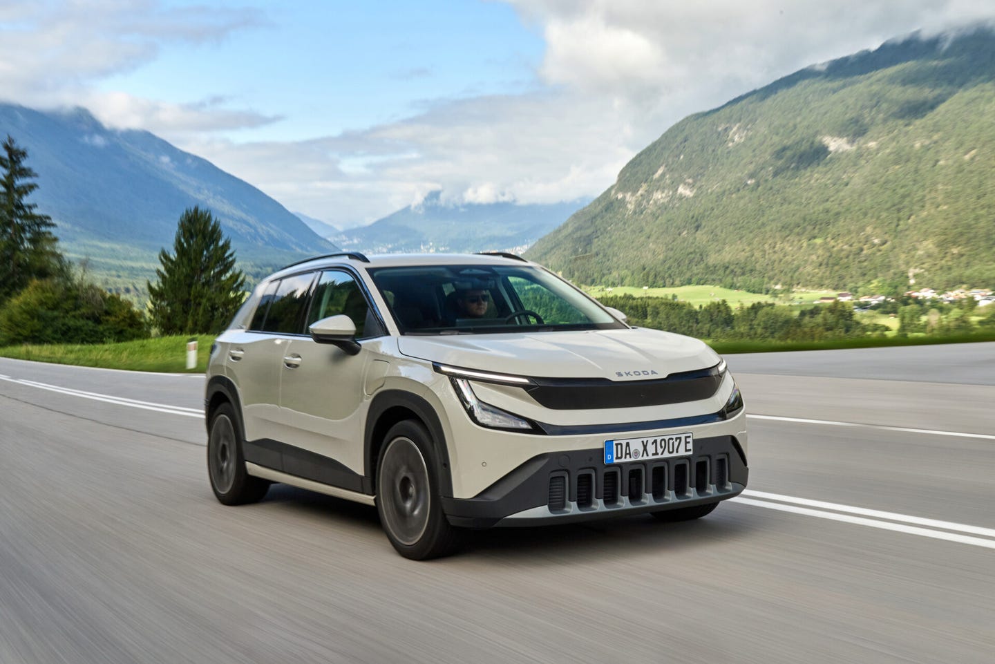 Skoda Epiq driving front tight