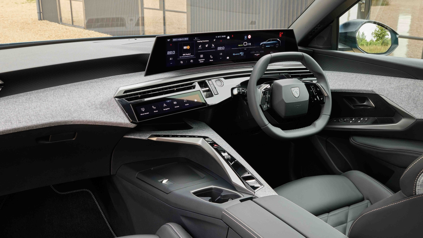 2024 Peugeot 5008 interior