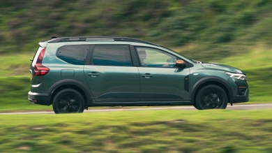 Dacia Jogger driving side view