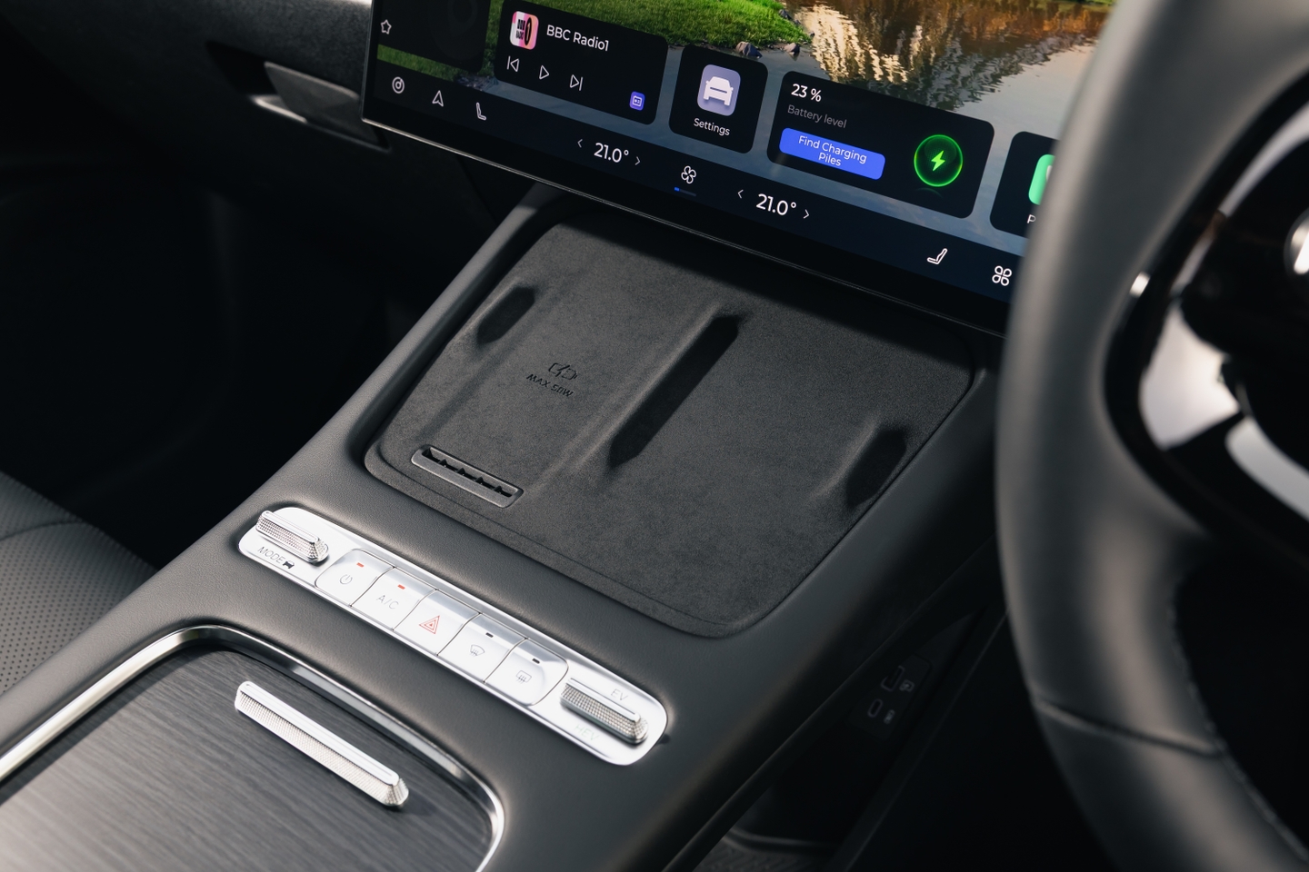 Omoda 7 wireless charger