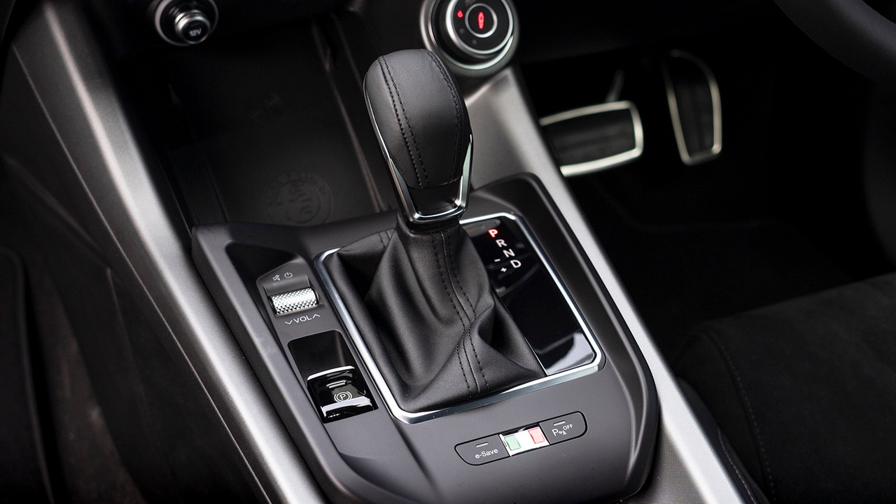 Alfa Romeo Tonale automatic shifter