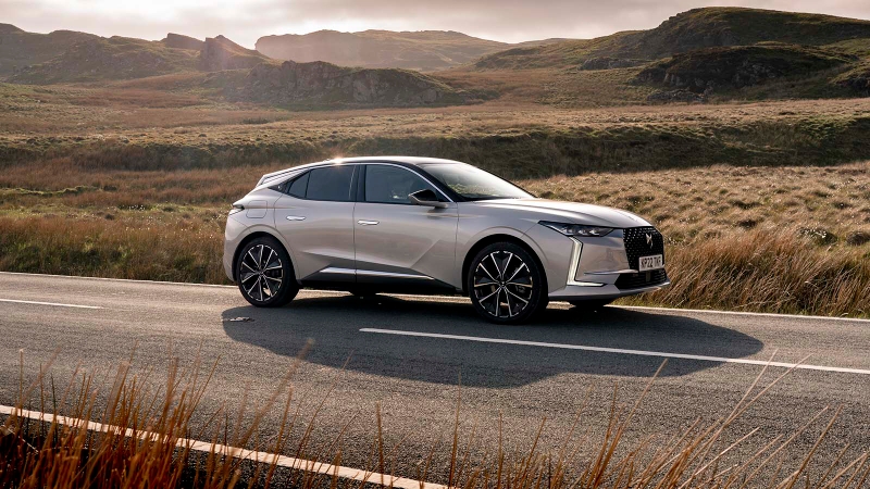 DS4 in silver, static front three quarter