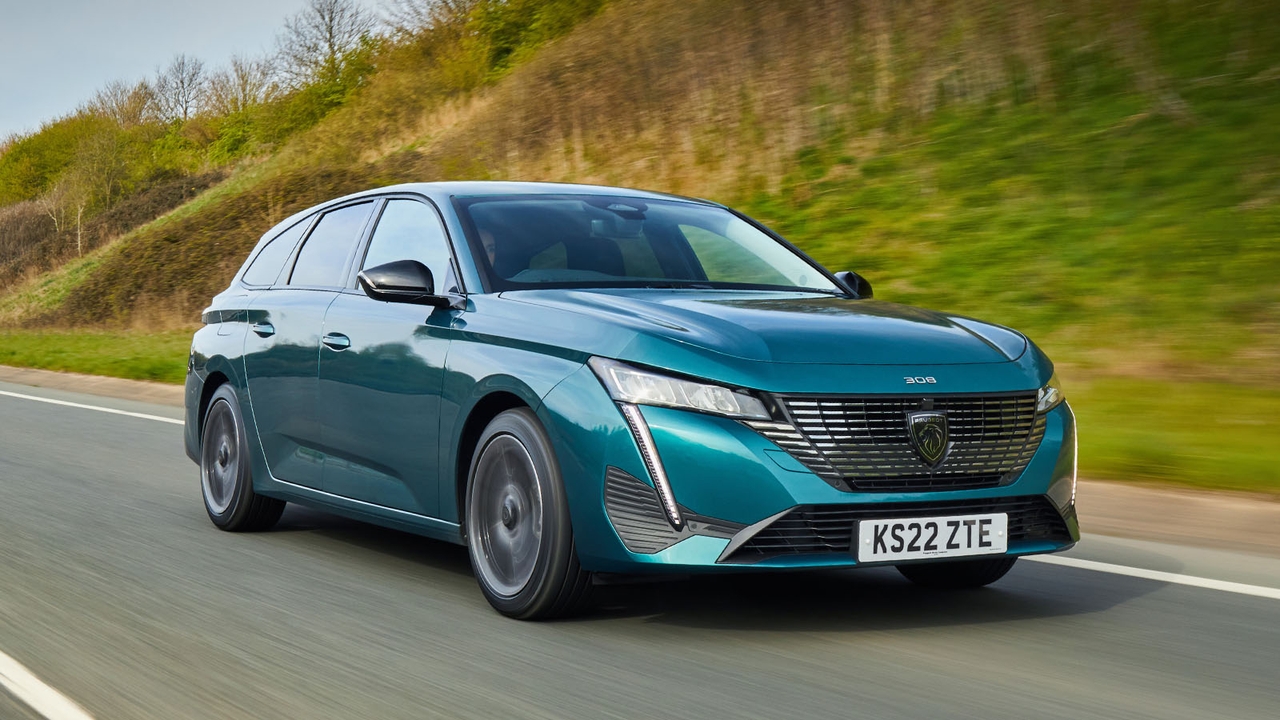 Peugeot 308 SW estate in blue/green