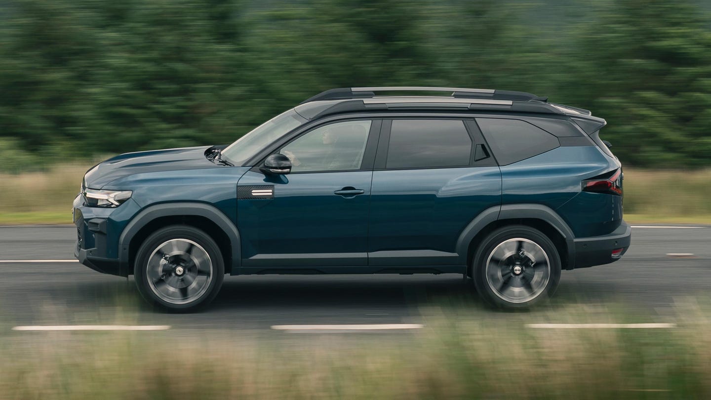 Dacia Bigster driving side view