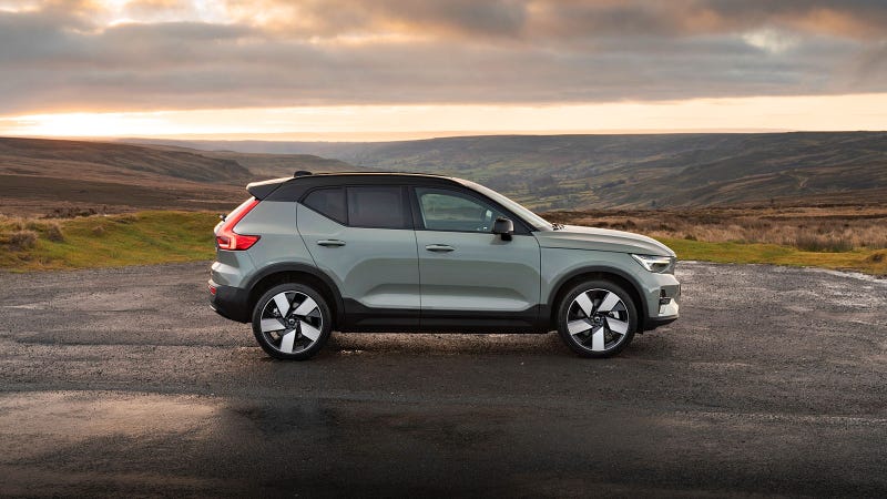 Volvo XC40 in green, side shot